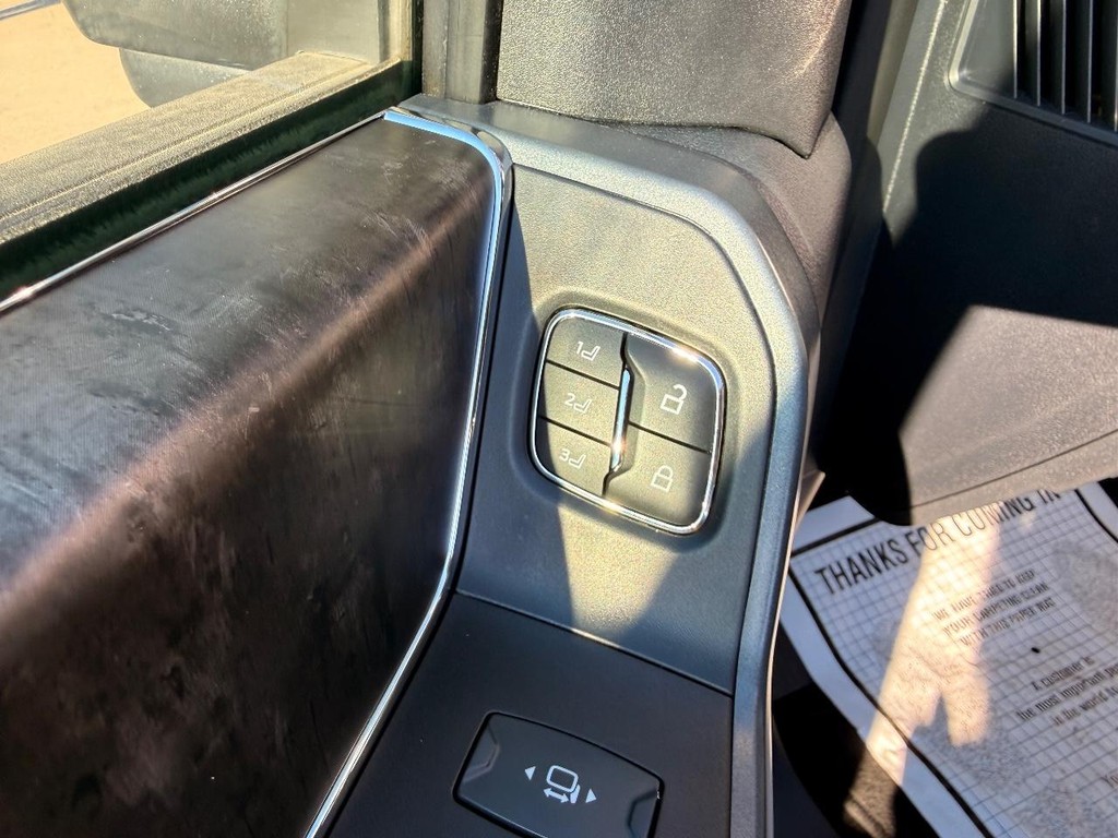 Ford Super Duty F-250 SRW Vehicle Full-screen Gallery Image 27