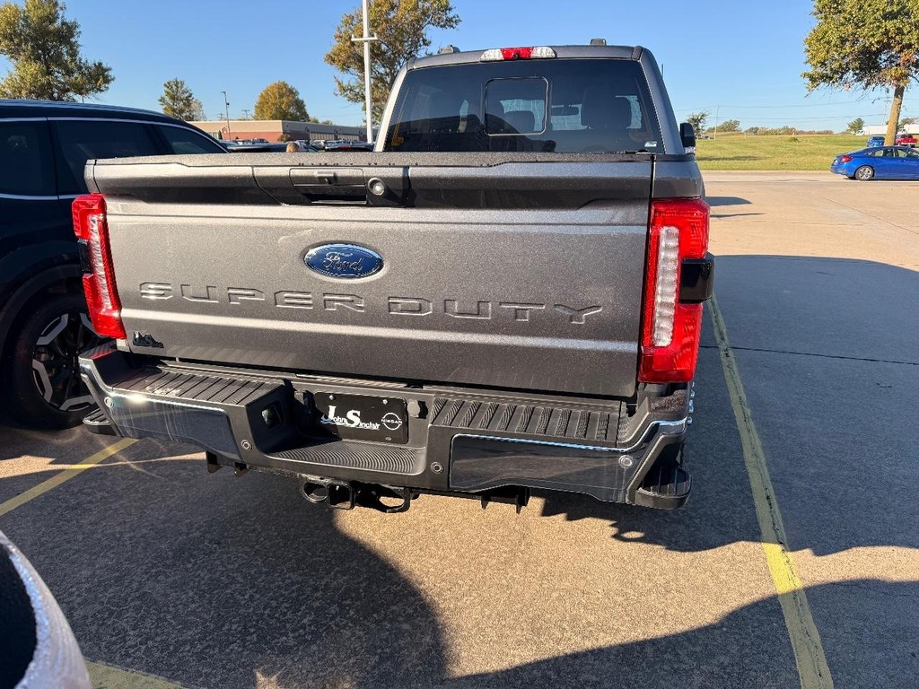 Ford Super Duty F-250 SRW Vehicle Full-screen Gallery Image 30