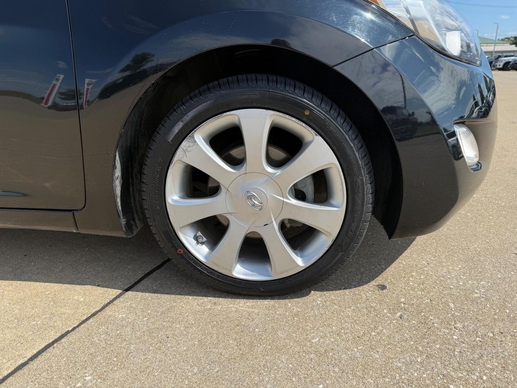 Hyundai Elantra Vehicle Full-screen Gallery Image 04