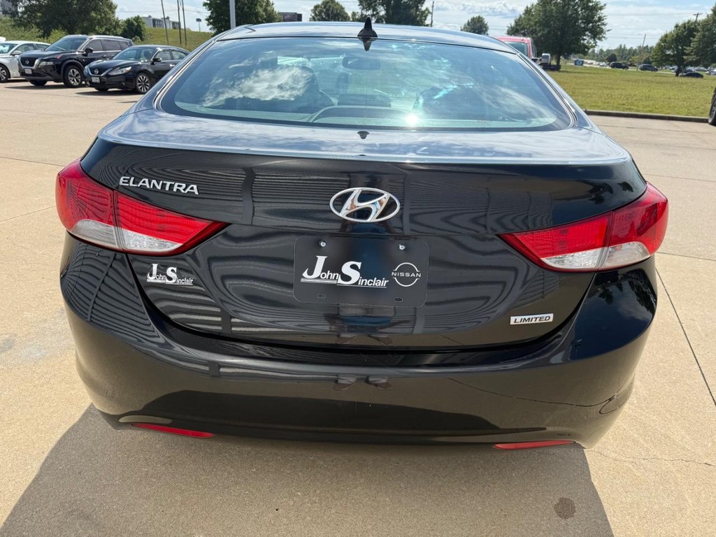 Hyundai Elantra Vehicle Full-screen Gallery Image 05