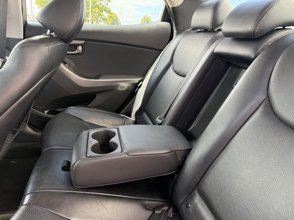 Hyundai Elantra Vehicle Full-screen Gallery Image 07