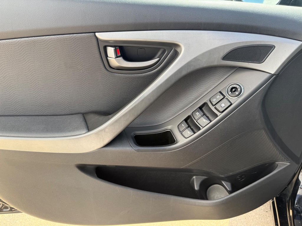 Hyundai Elantra Vehicle Full-screen Gallery Image 08