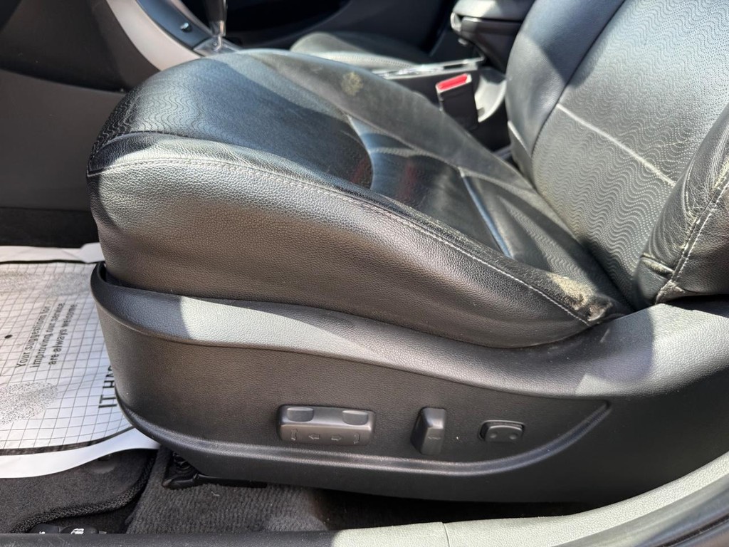 Hyundai Elantra Vehicle Full-screen Gallery Image 09