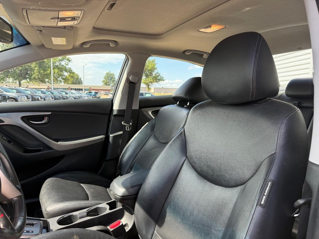 Hyundai Elantra Vehicle Full-screen Gallery Image 10