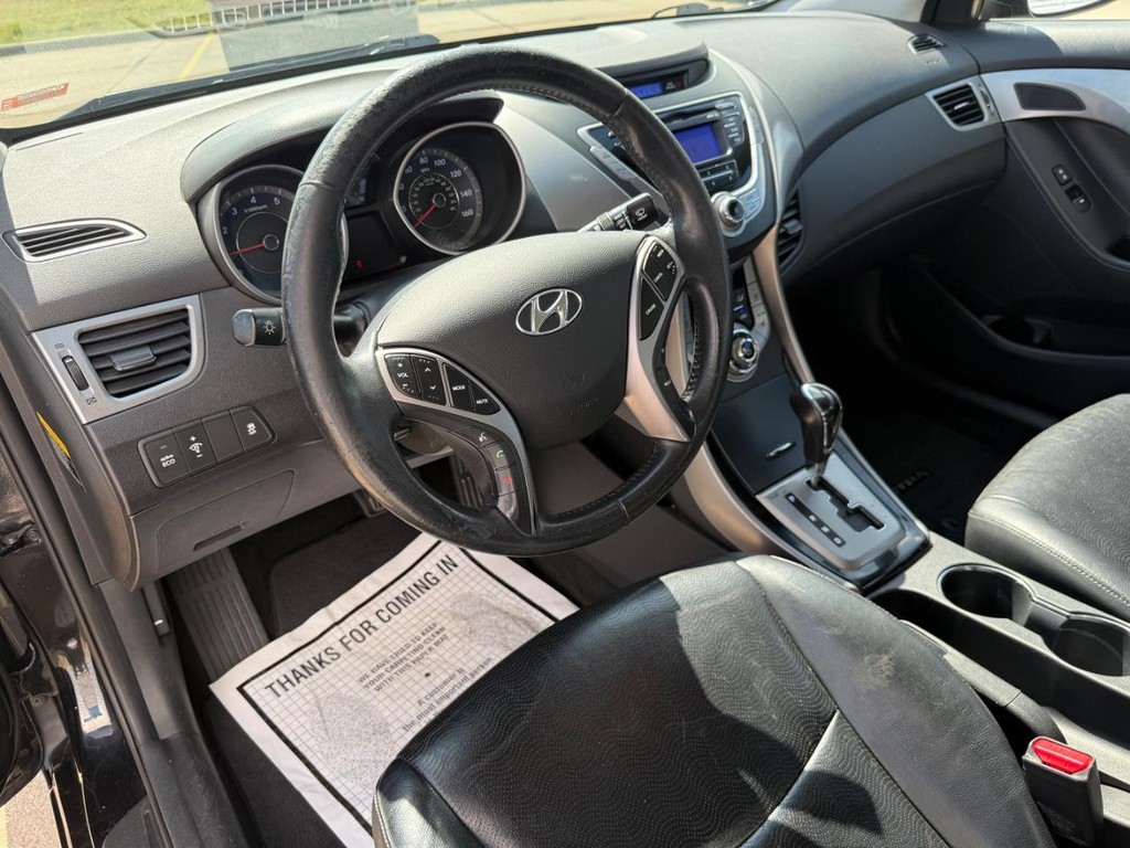 Hyundai Elantra Vehicle Full-screen Gallery Image 11
