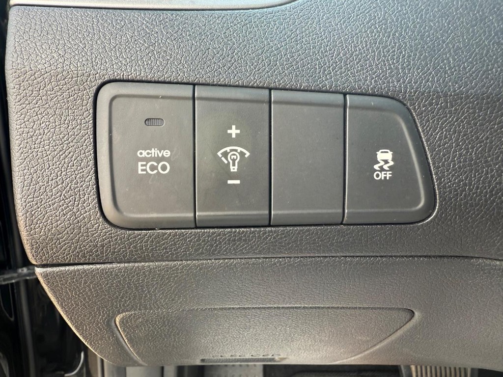 Hyundai Elantra Vehicle Full-screen Gallery Image 12