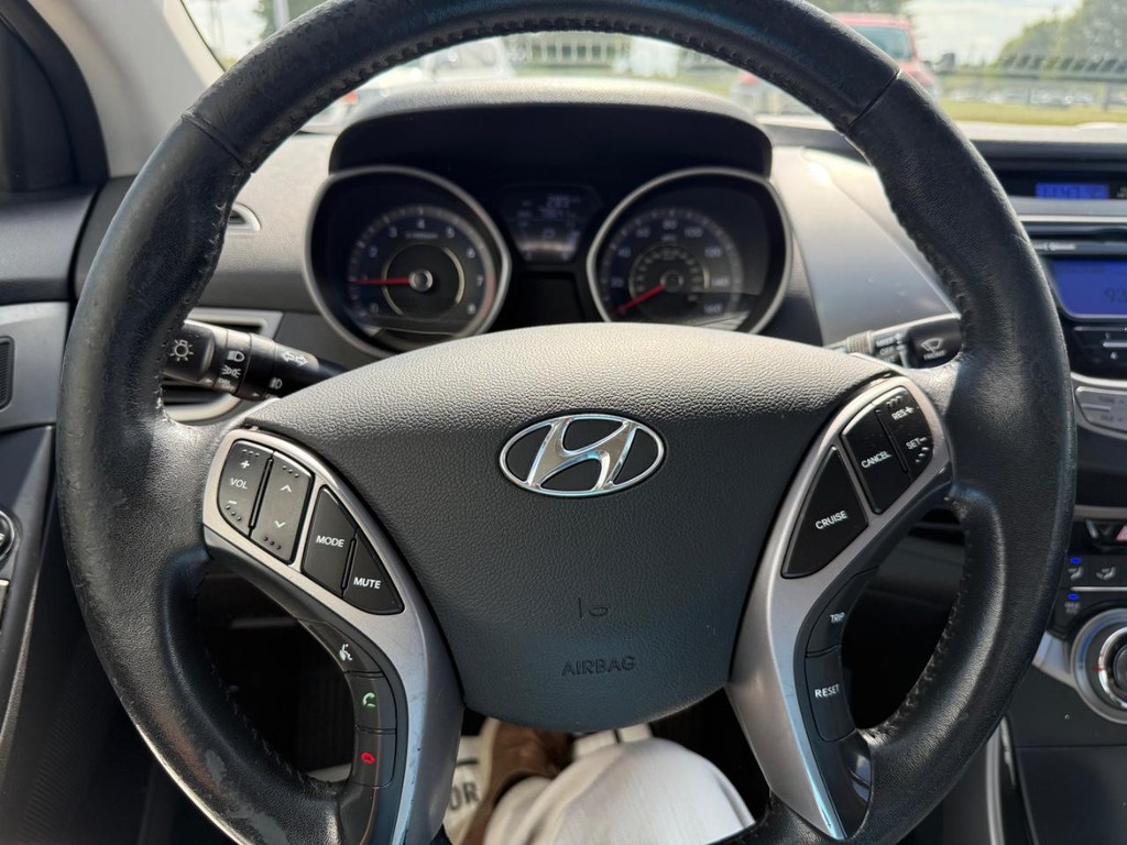 Hyundai Elantra Vehicle Full-screen Gallery Image 13