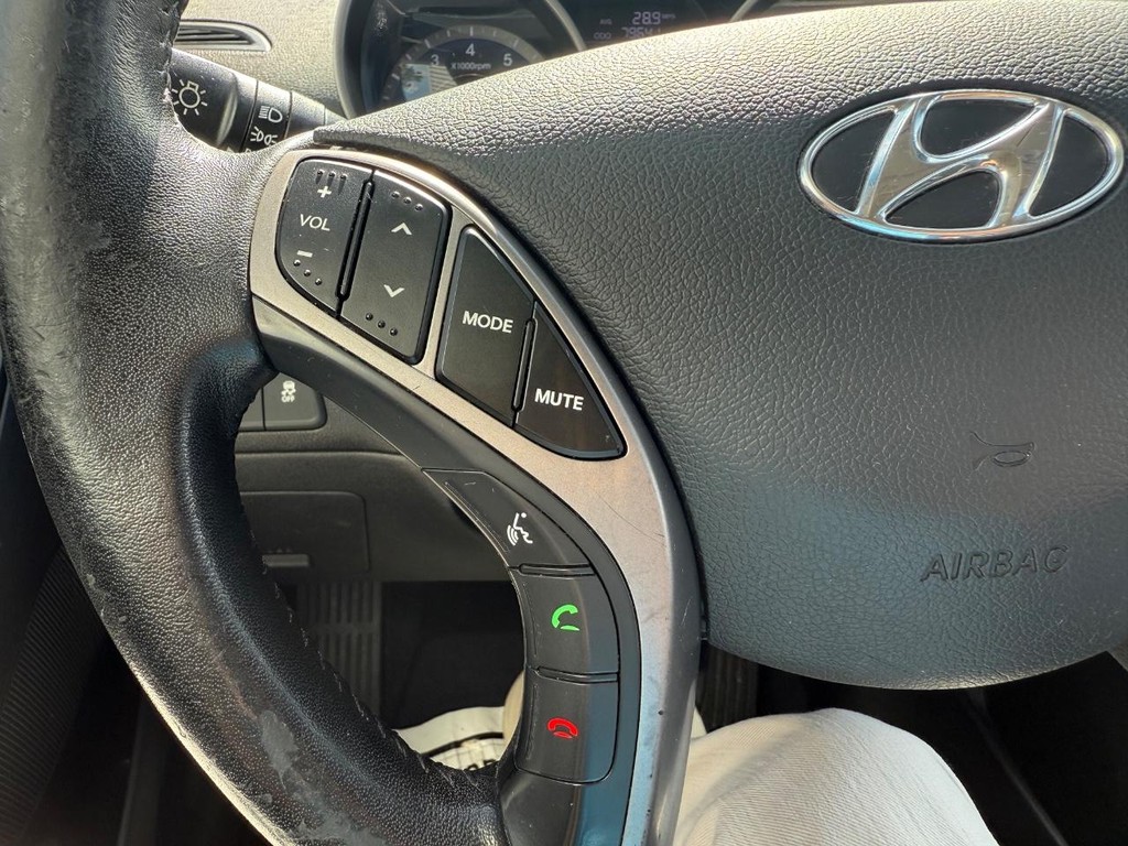 Hyundai Elantra Vehicle Full-screen Gallery Image 14