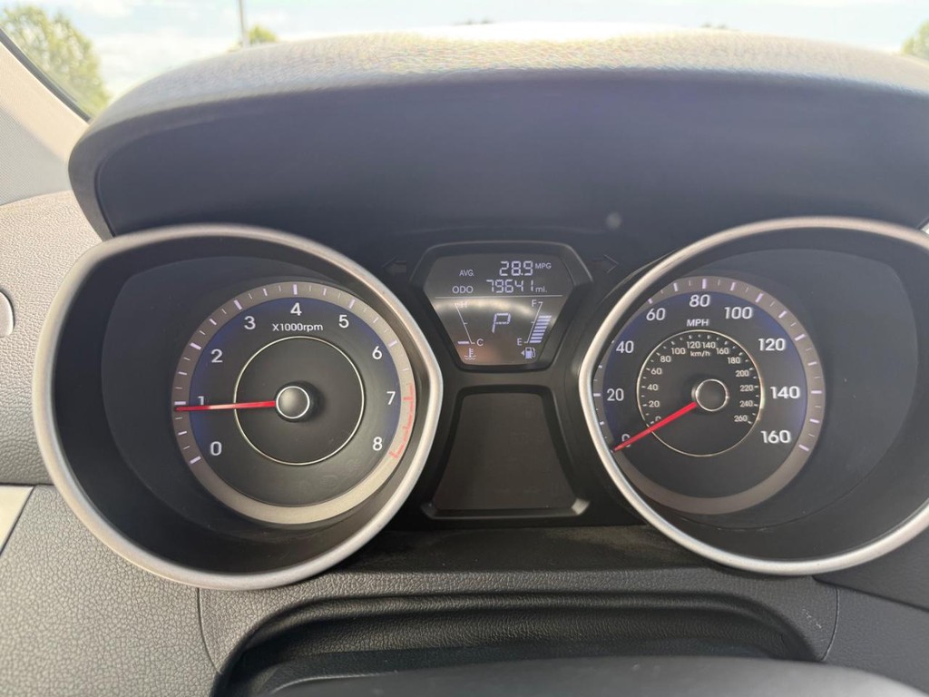 Hyundai Elantra Vehicle Full-screen Gallery Image 16