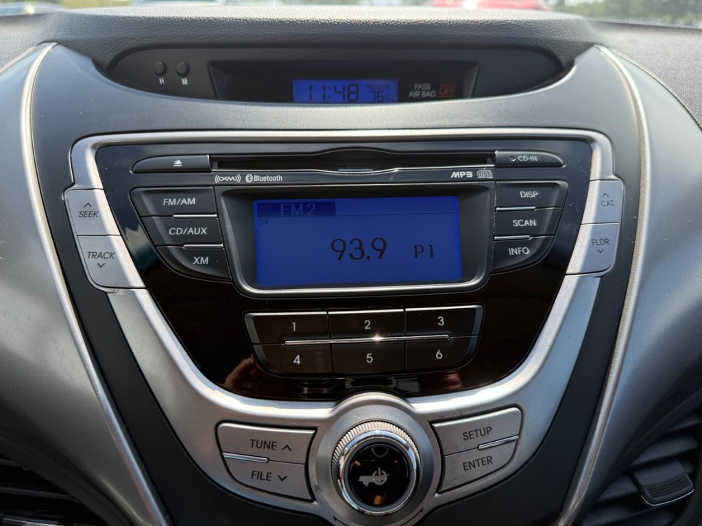 Hyundai Elantra Vehicle Full-screen Gallery Image 17