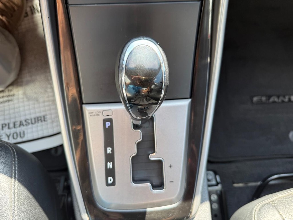 Hyundai Elantra Vehicle Full-screen Gallery Image 18