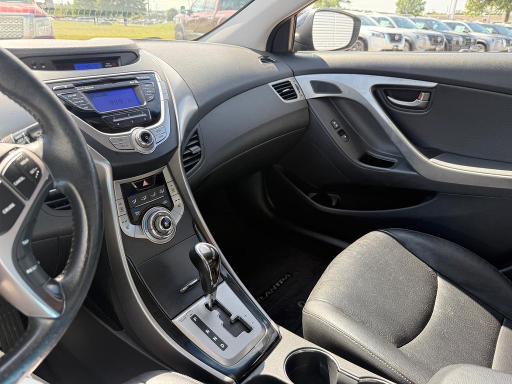 Hyundai Elantra Vehicle Full-screen Gallery Image 19