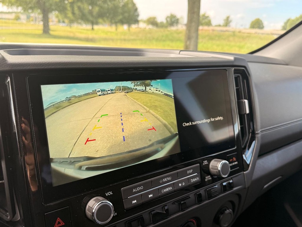 Nissan Frontier Vehicle Full-screen Gallery Image 02