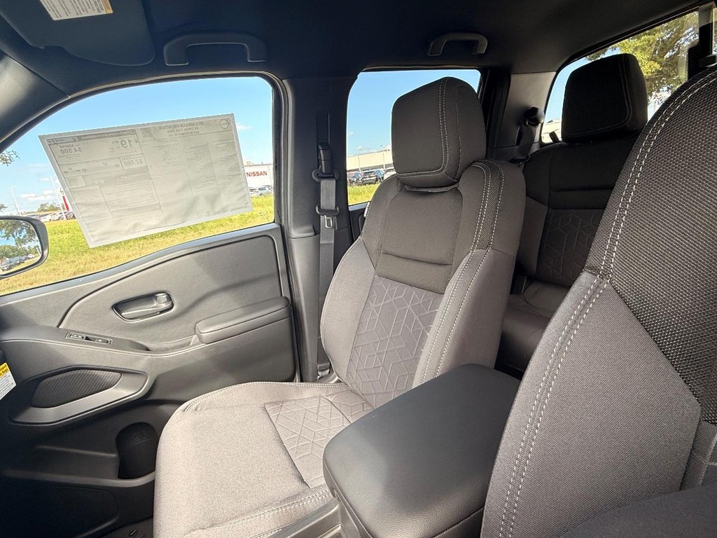 Nissan Frontier Vehicle Full-screen Gallery Image 04