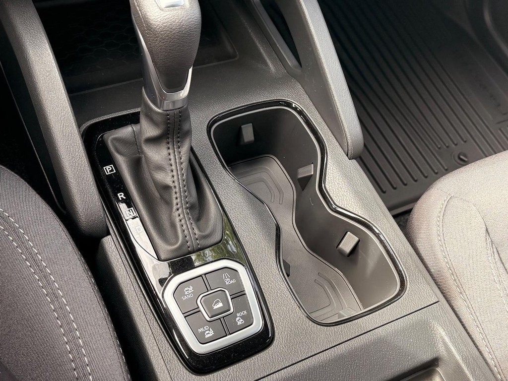 Nissan Frontier Vehicle Full-screen Gallery Image 05