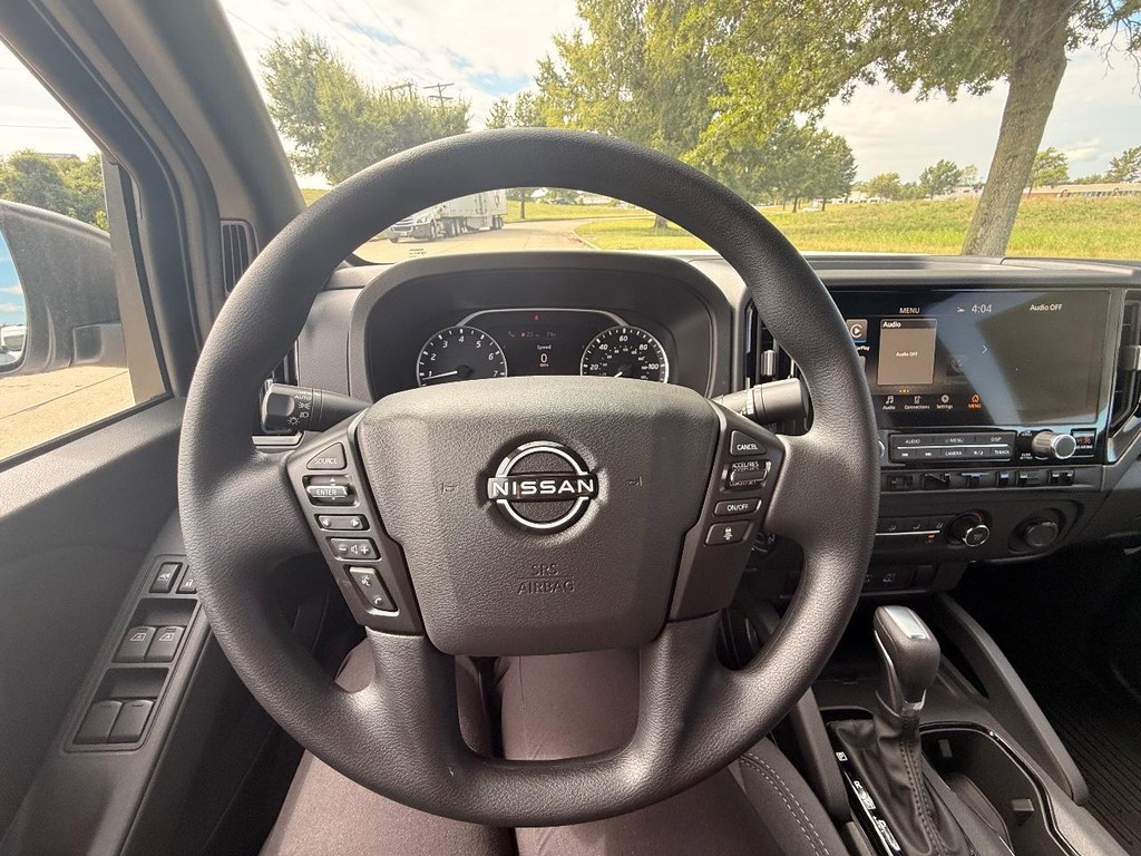 Nissan Frontier Vehicle Full-screen Gallery Image 10