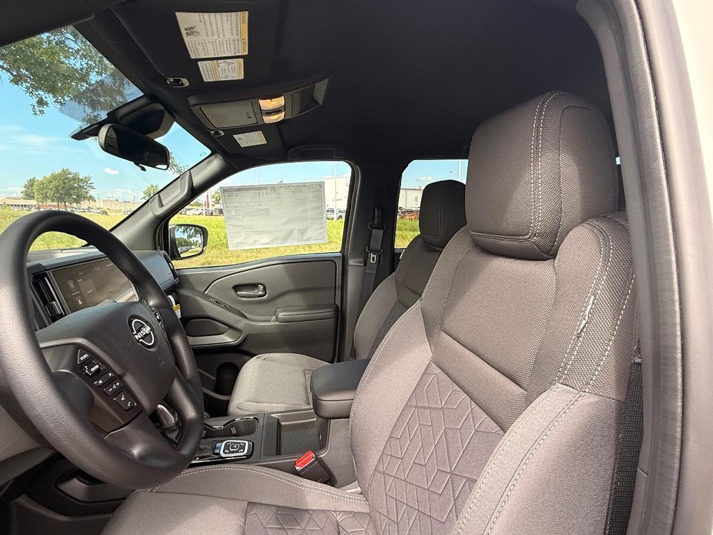 Nissan Frontier Vehicle Full-screen Gallery Image 11