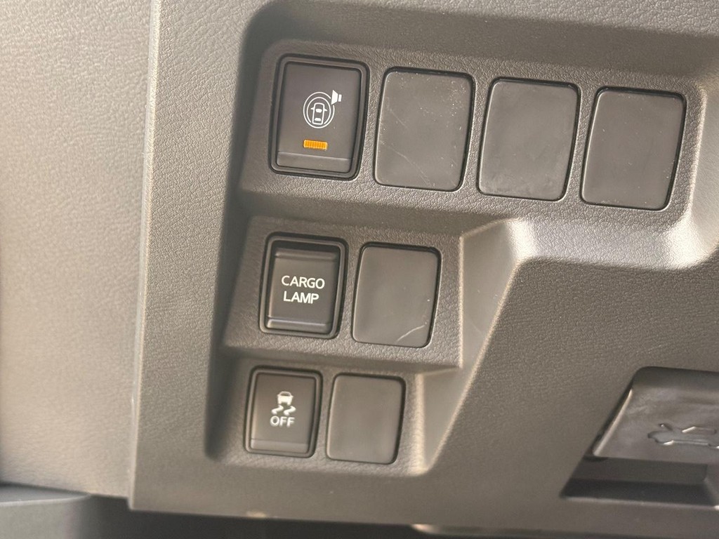 Nissan Frontier Vehicle Full-screen Gallery Image 12