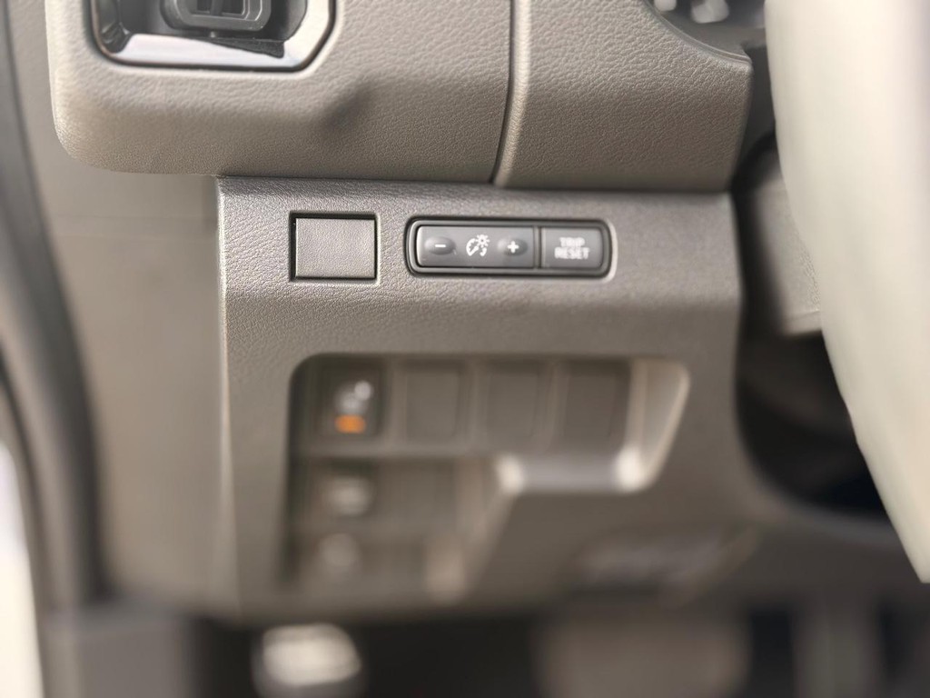 Nissan Frontier Vehicle Full-screen Gallery Image 13