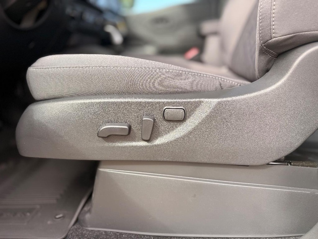 Nissan Frontier Vehicle Full-screen Gallery Image 14