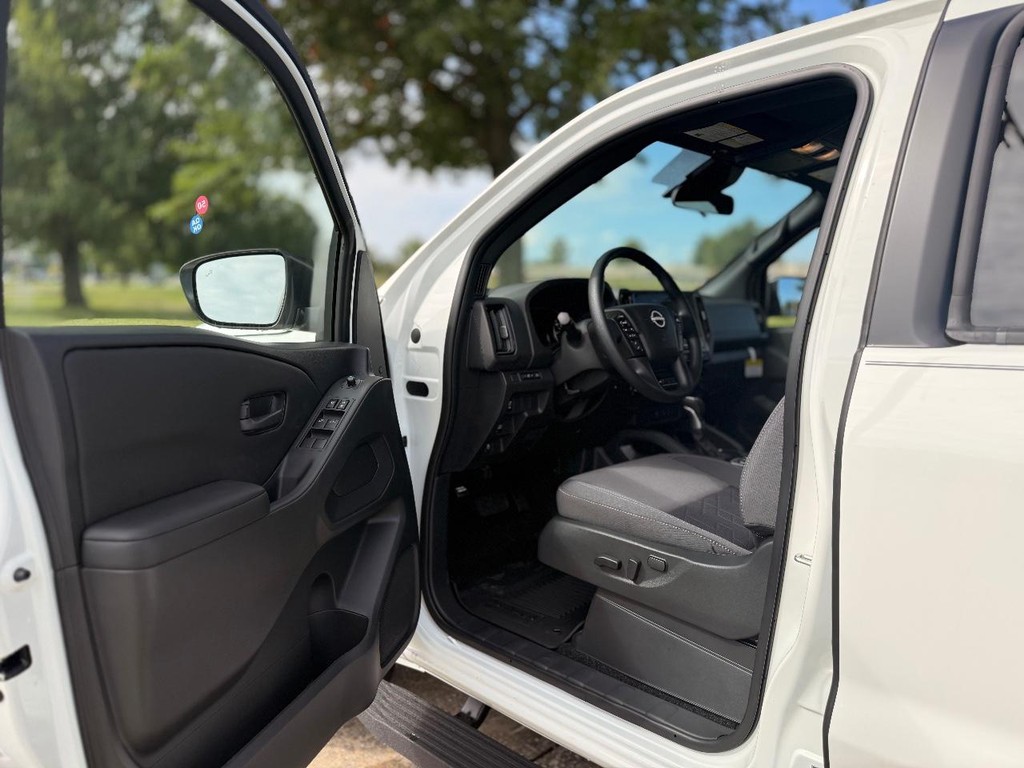 Nissan Frontier Vehicle Full-screen Gallery Image 15