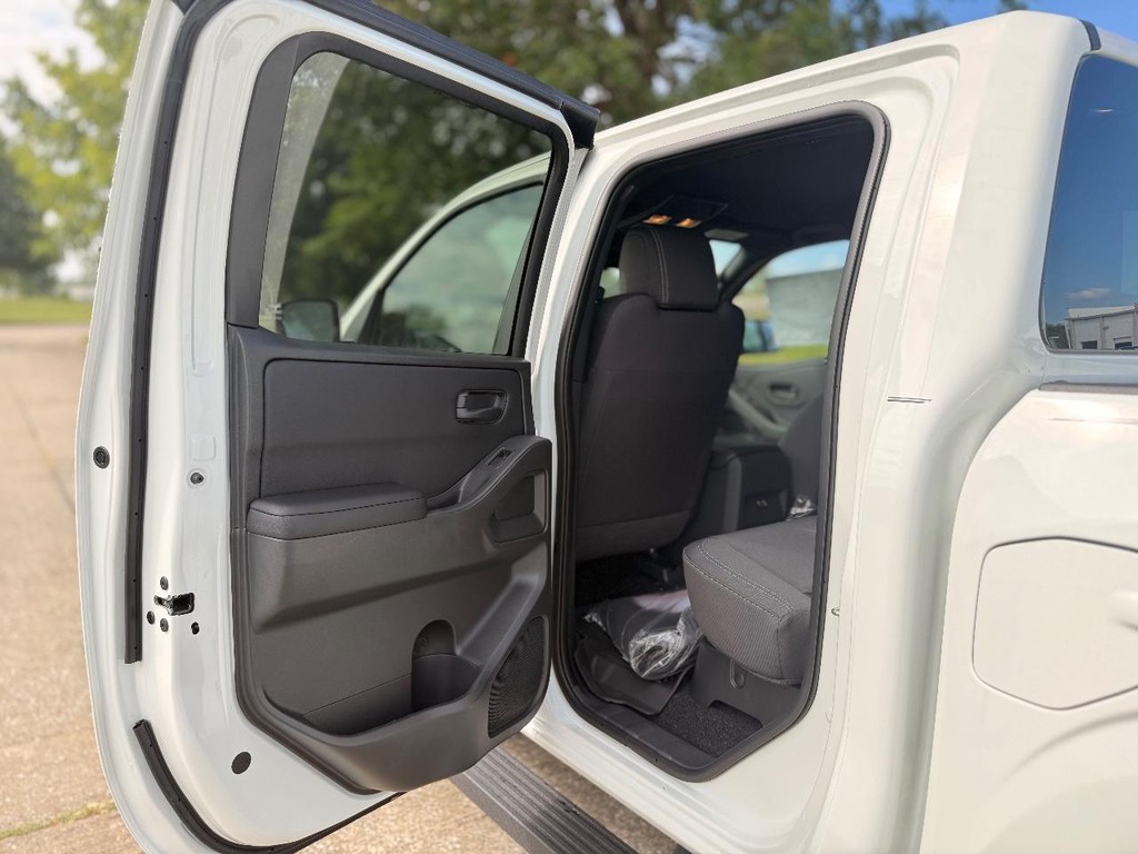 Nissan Frontier Vehicle Full-screen Gallery Image 16