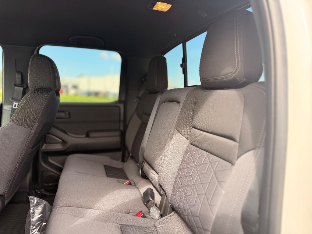 Nissan Frontier Vehicle Full-screen Gallery Image 17