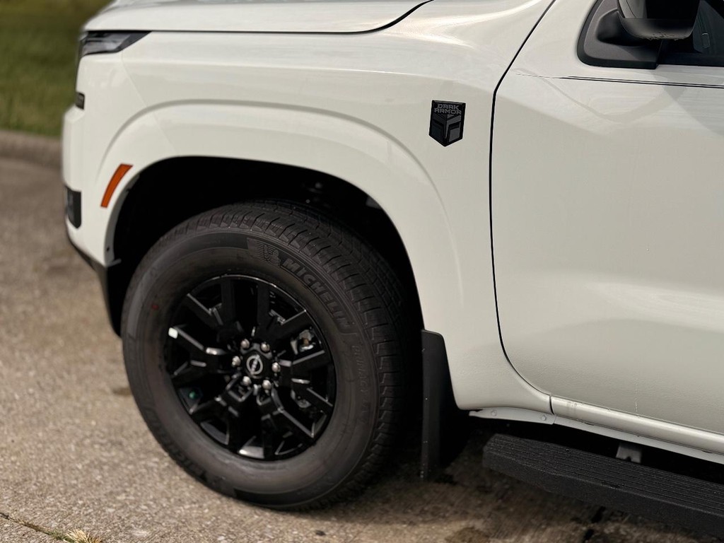 Nissan Frontier Vehicle Full-screen Gallery Image 18