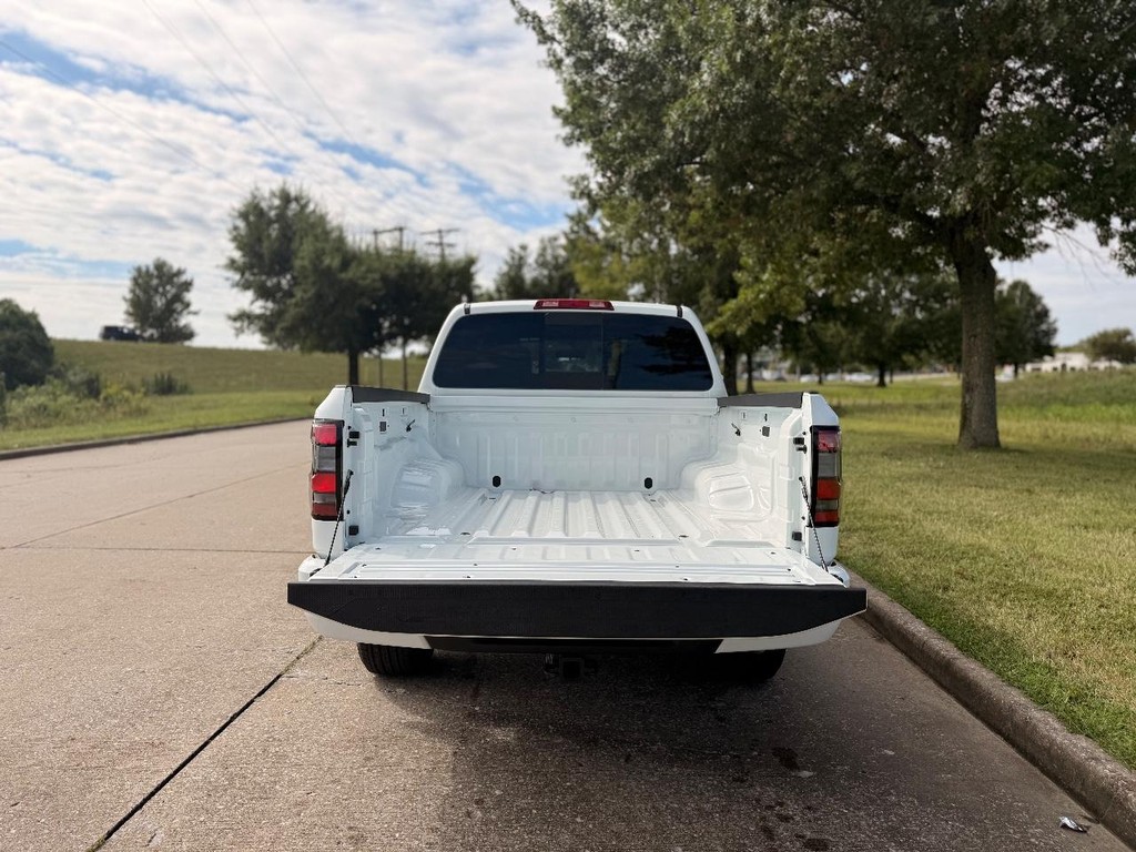 Nissan Frontier Vehicle Full-screen Gallery Image 19