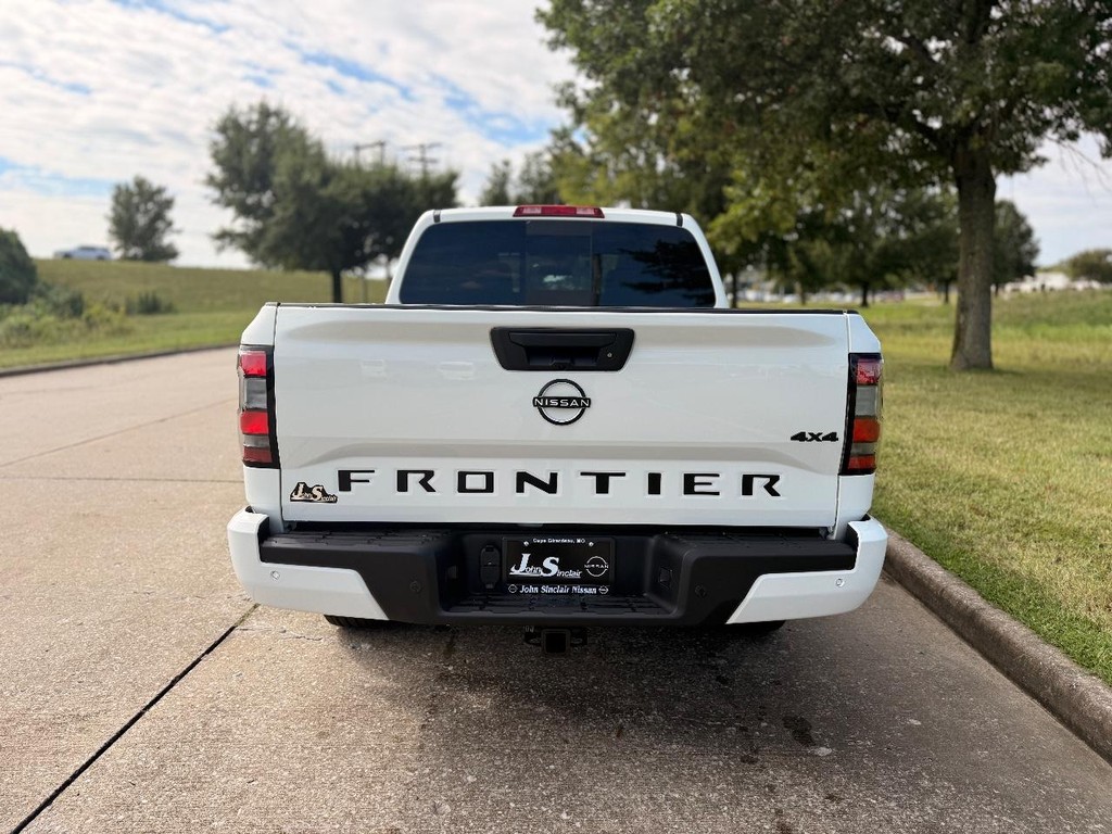 Nissan Frontier Vehicle Full-screen Gallery Image 20
