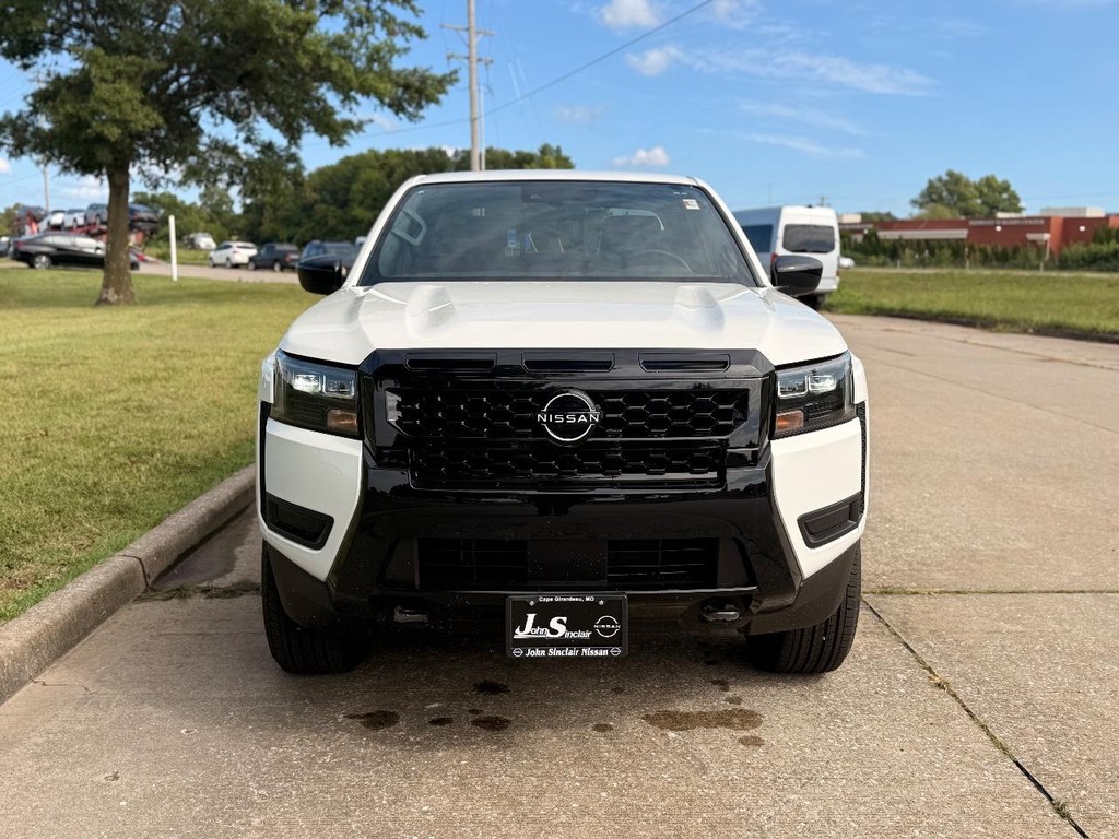 Nissan Frontier Vehicle Full-screen Gallery Image 21