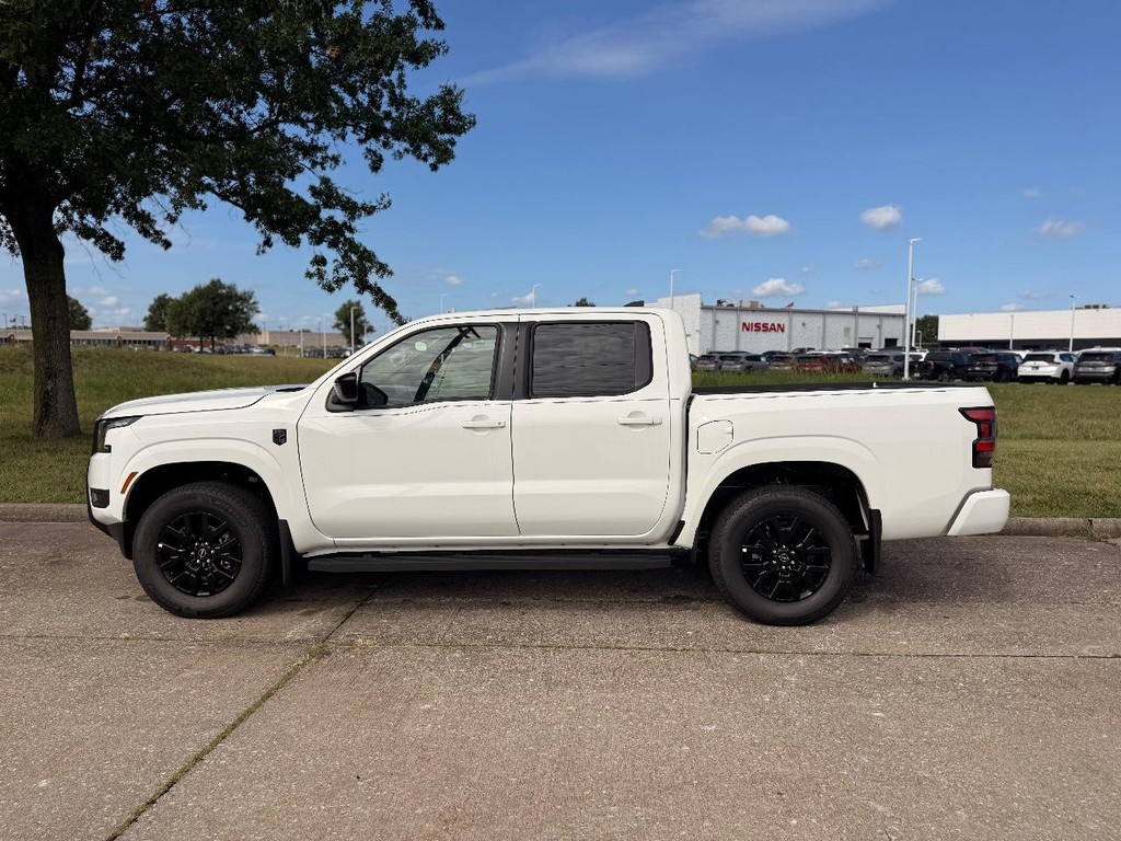 Nissan Frontier Vehicle Full-screen Gallery Image 22