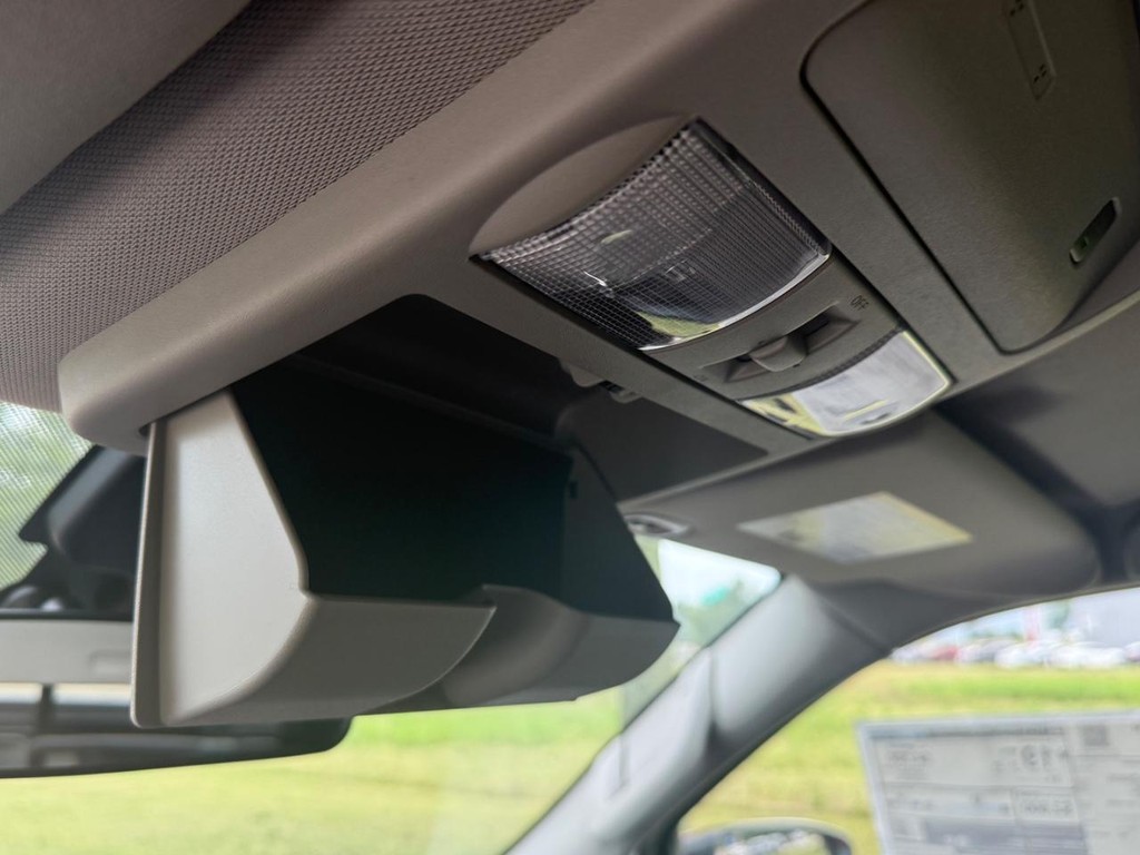 Nissan Frontier Vehicle Full-screen Gallery Image 03