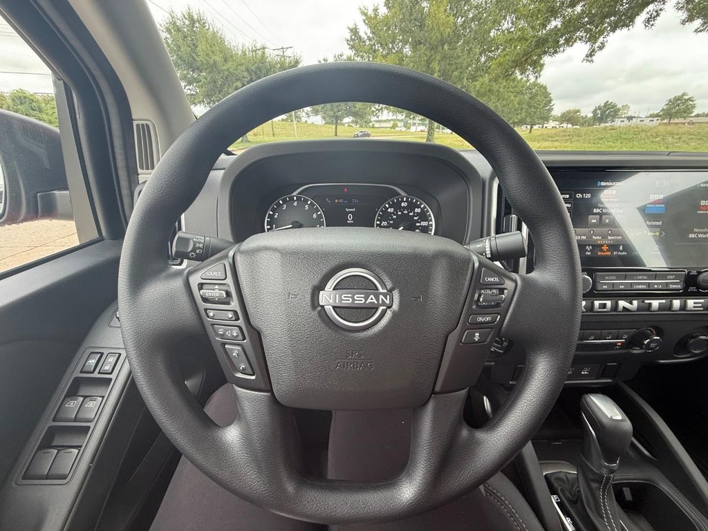 Nissan Frontier Vehicle Full-screen Gallery Image 05