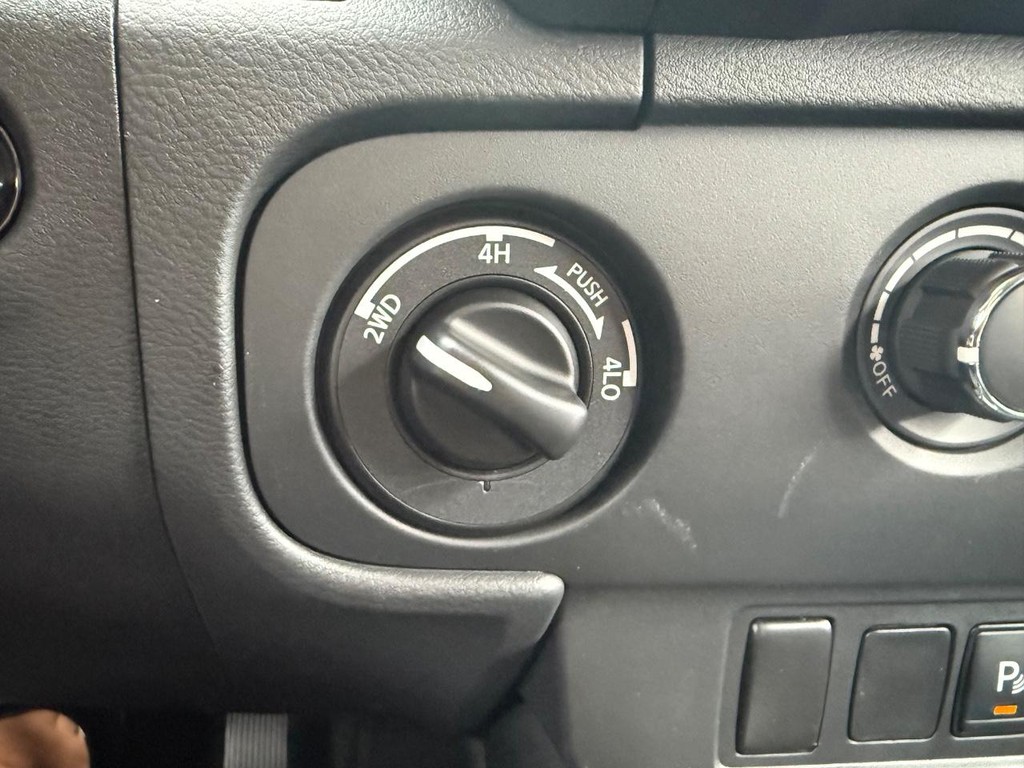 Nissan Frontier Vehicle Full-screen Gallery Image 06