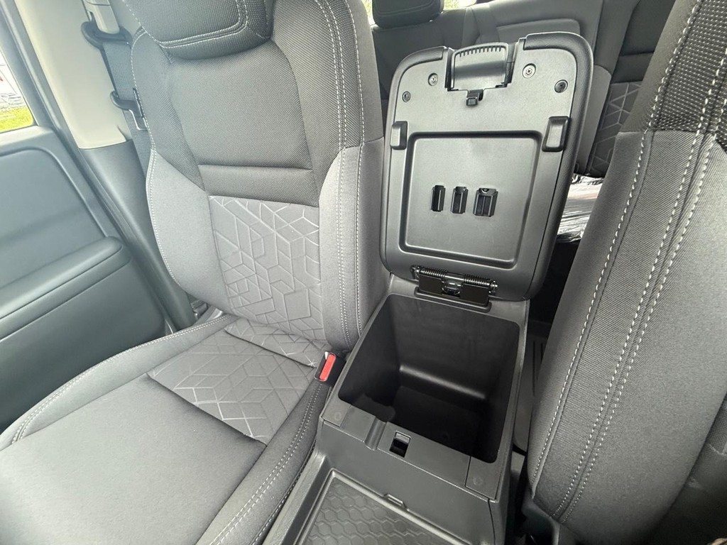 Nissan Frontier Vehicle Full-screen Gallery Image 07