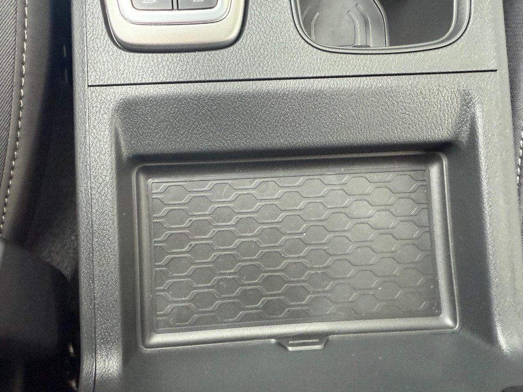 Nissan Frontier Vehicle Full-screen Gallery Image 08