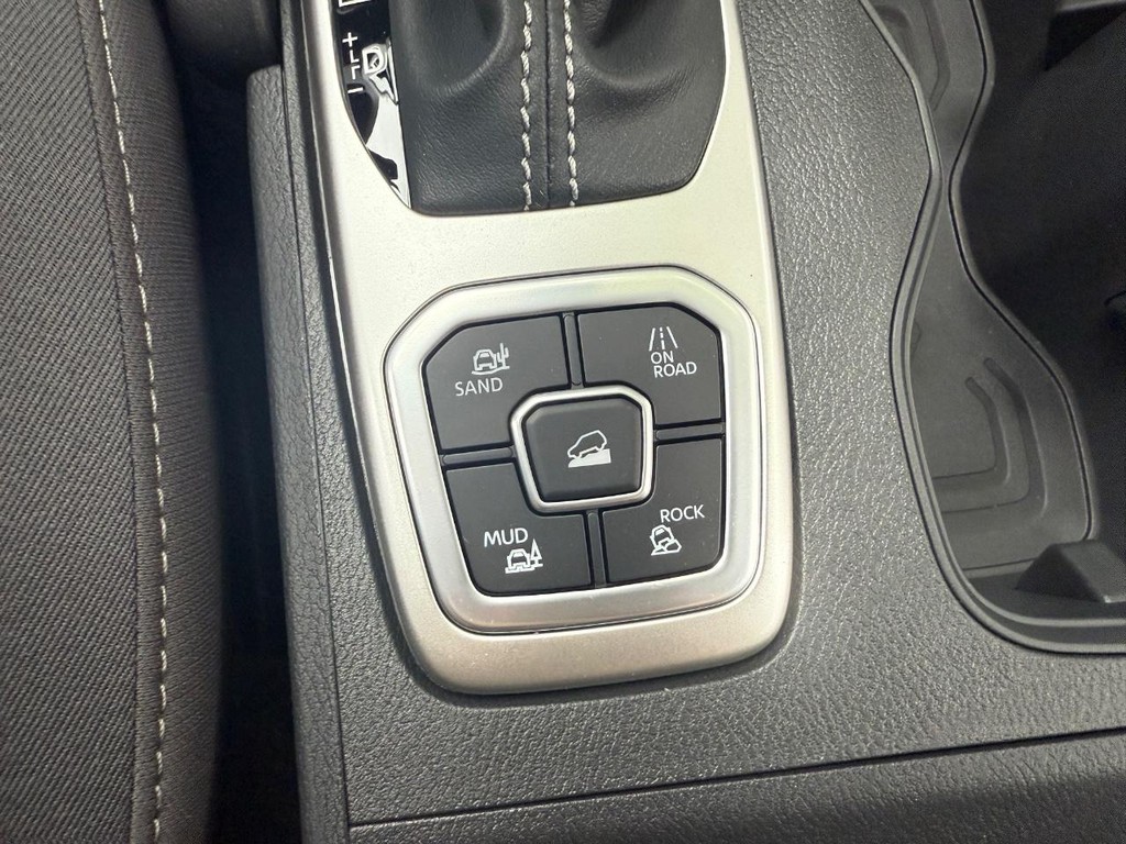 Nissan Frontier Vehicle Full-screen Gallery Image 09