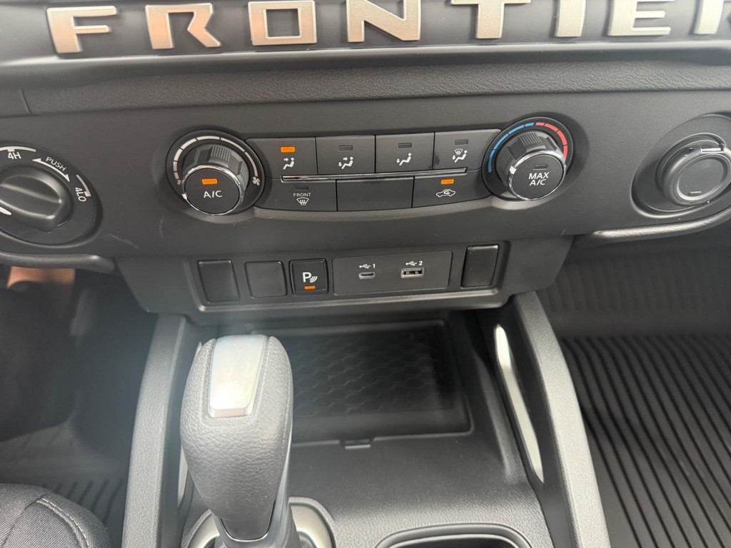 Nissan Frontier Vehicle Full-screen Gallery Image 10