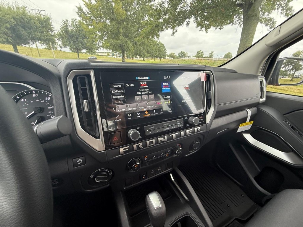 Nissan Frontier Vehicle Full-screen Gallery Image 11