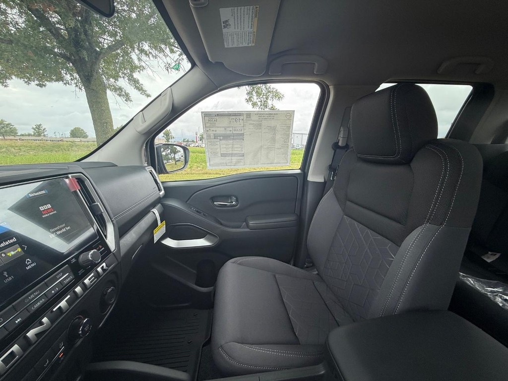 Nissan Frontier Vehicle Full-screen Gallery Image 12