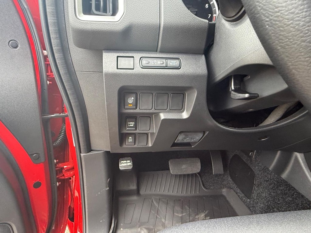 Nissan Frontier Vehicle Full-screen Gallery Image 13