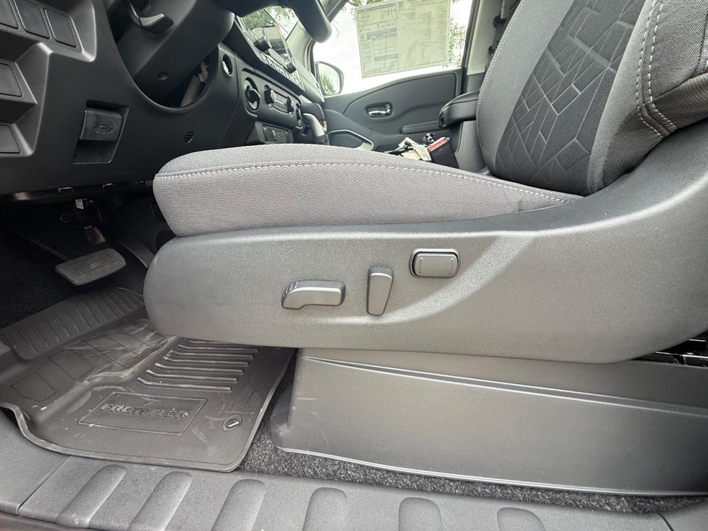 Nissan Frontier Vehicle Full-screen Gallery Image 14