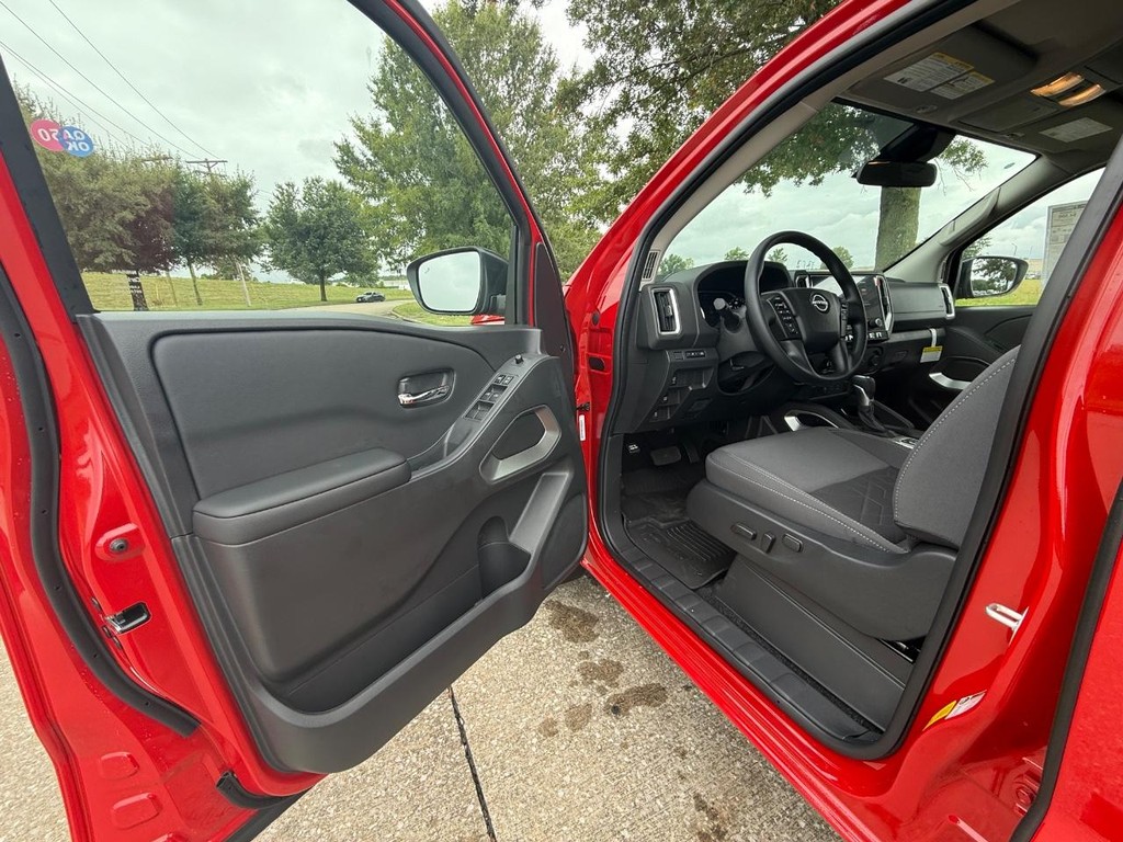 Nissan Frontier Vehicle Full-screen Gallery Image 15