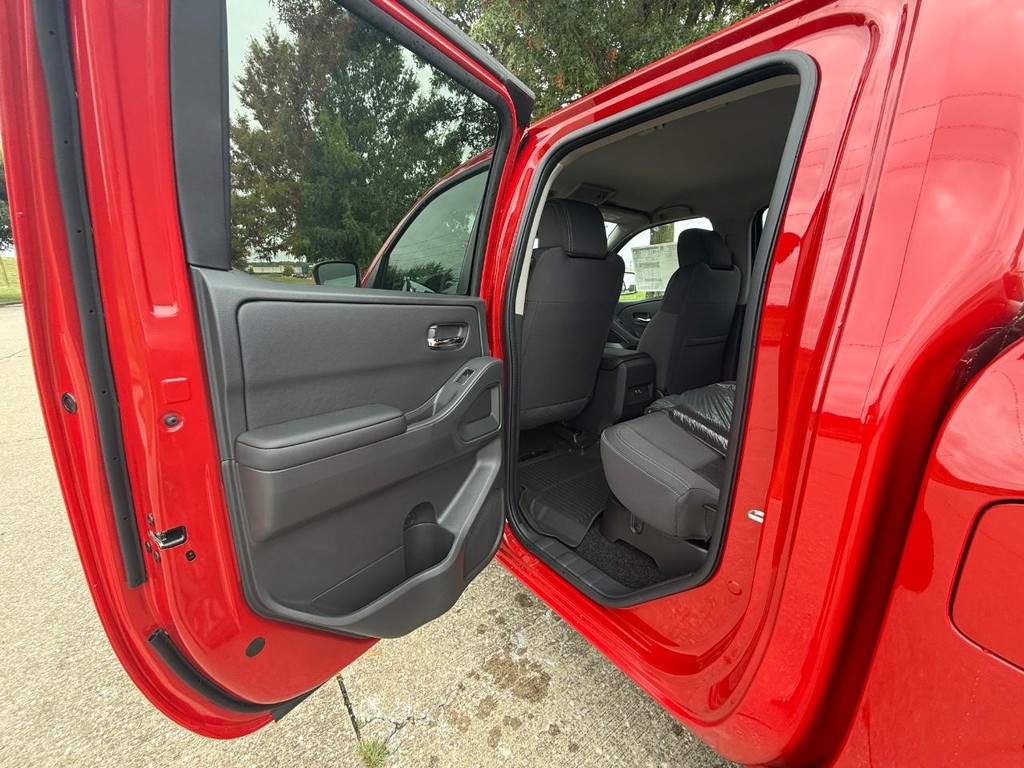 Nissan Frontier Vehicle Full-screen Gallery Image 17