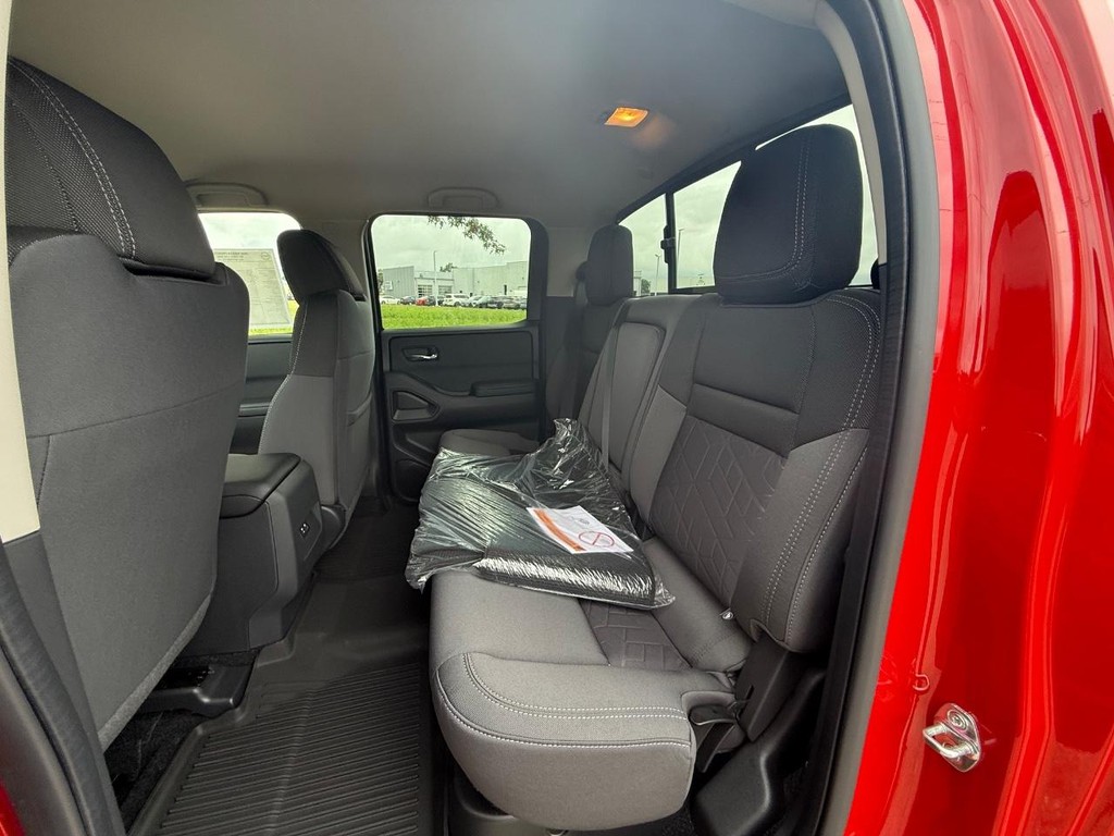 Nissan Frontier Vehicle Full-screen Gallery Image 18