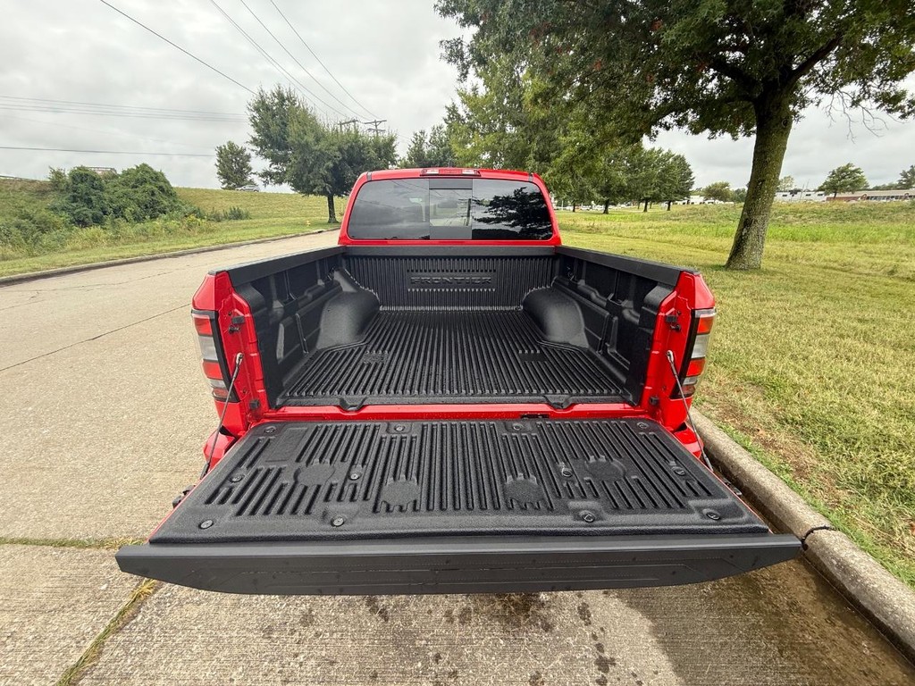 Nissan Frontier Vehicle Full-screen Gallery Image 19