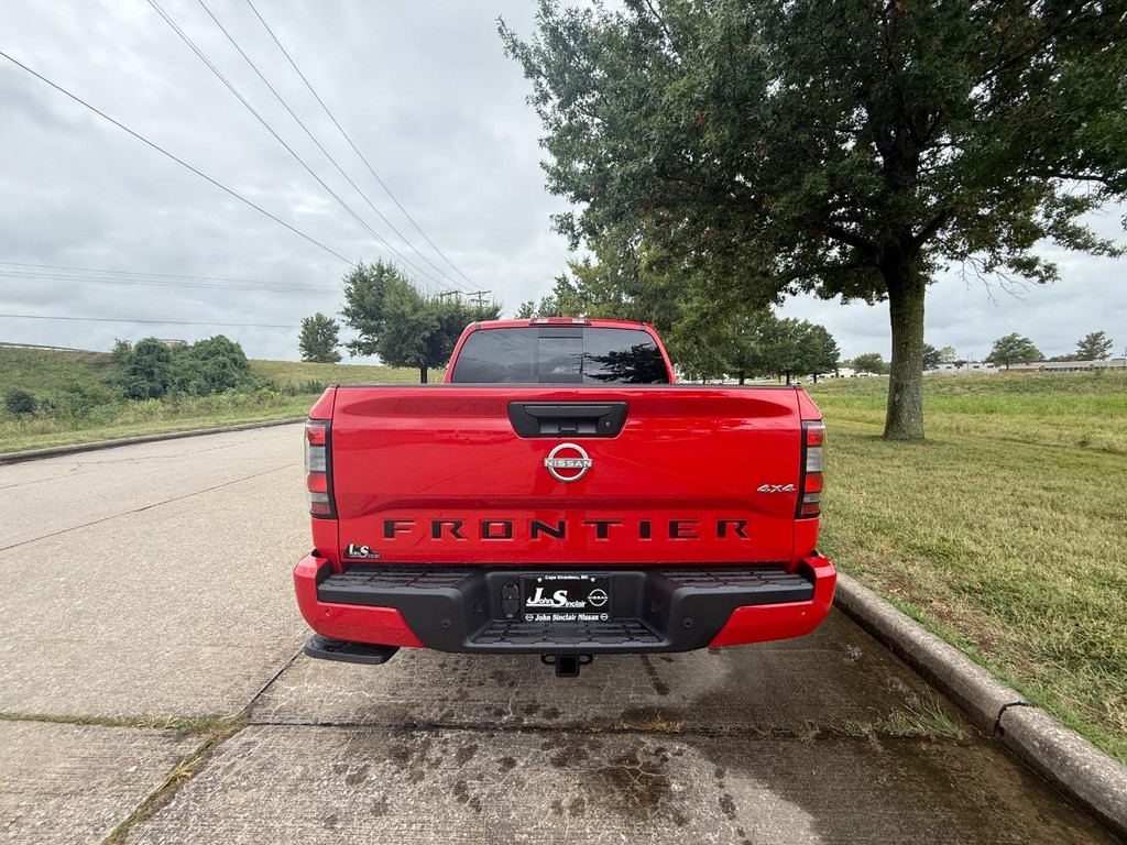 Nissan Frontier Vehicle Full-screen Gallery Image 20