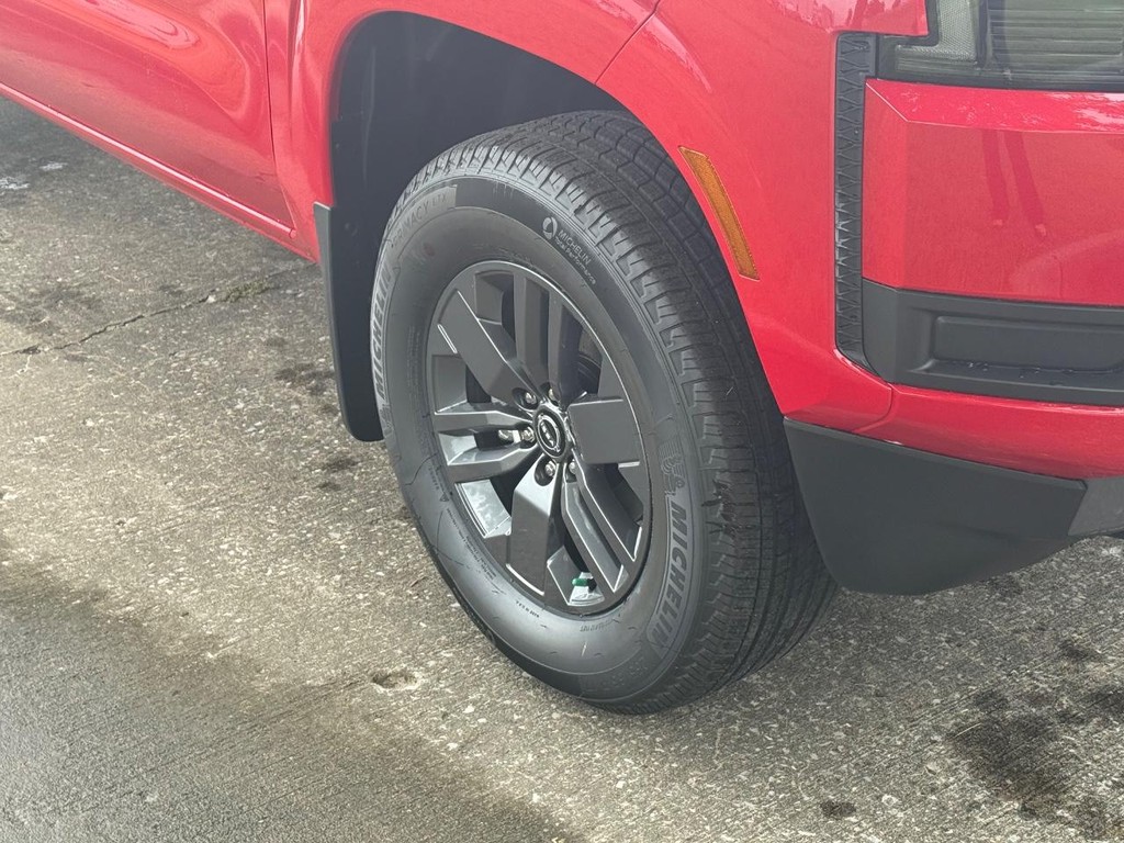 Nissan Frontier Vehicle Full-screen Gallery Image 21