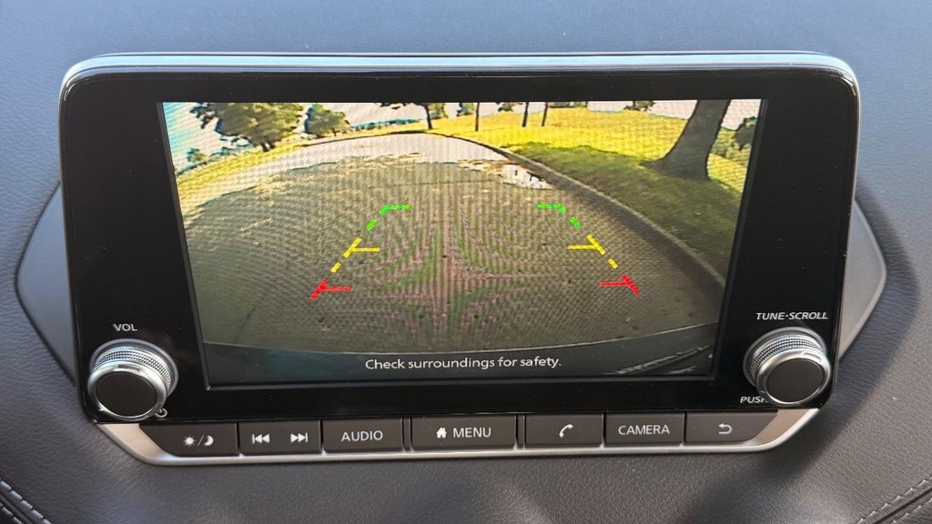 Nissan Sentra Vehicle Full-screen Gallery Image 02